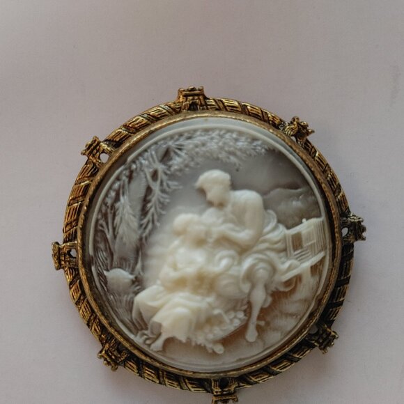 Vintage Victorian Courting Couple Brooch/Pendant - Picture 3 of 6